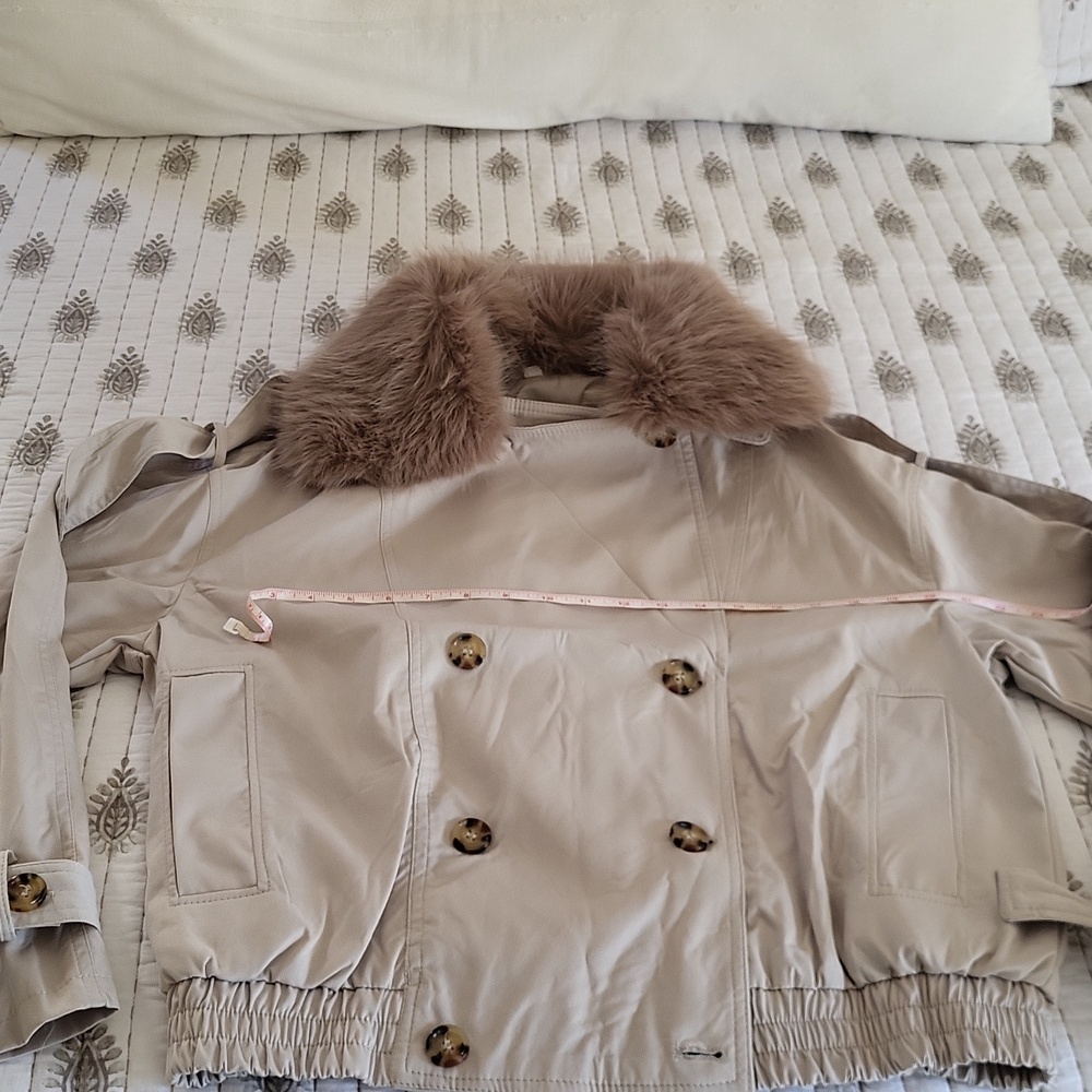Stylish Tan Women's Short Trench Jacket with Faux Fur Collar